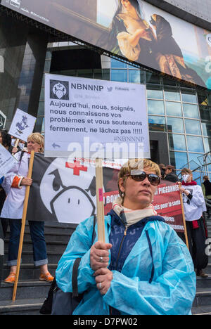 Paris, France.  Nurses Demonstration, Collective  For Support of Government Funding Public Health Care, Portriat, Woman Nurse Holding Protest Sign, health workers public protests, public health challenges Stock Photo