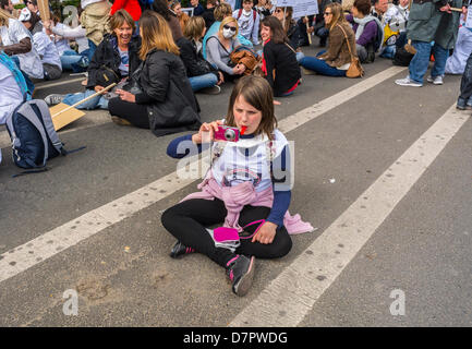 Paris, France. Nurses Demonstration, Collective 'Ni Bonne, Ni Nonnes, Ni Pigeonnes' . For Support of Government Funding for Public Health Care, Girl Sitting on Street Taking Photos, Protests Stock Photo