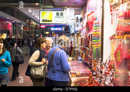 dh Shop CAUSEWAY BAY HONG KONG Tourist looking at shop display night shopping china shops woman Stock Photo