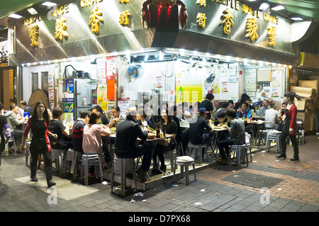 dh  JORDAN HONG KONG Temple street market street cafe people Stock Photo