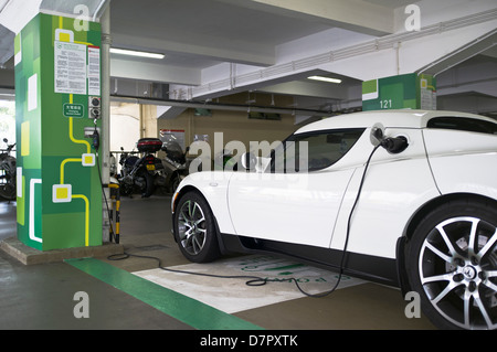 dh Electric car TRANSPORT ASIA Electric car charging in Hong Kong carpark charging bay cars station point plugged china Stock Photo