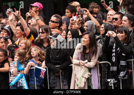 Cosmopolitan crowds cheer the All Blacks on their Victory Parade along Queen Street the day after the Rugby World Cup Final 2011 Stock Photo