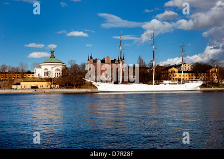 White three mast sailing ship docked in front of The Admiralty House and Skeppsholmskyrkan Stock Photo