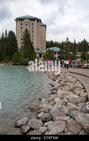Promenade along the edge of Lake Louise with the Fairmont Chateau Lake Louise Hotel in background, Banff National Park, Alberta Stock Photo