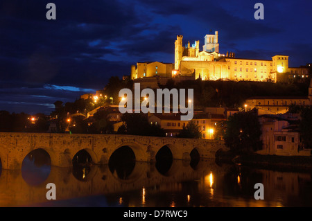 Old bridge and St-Nazaire cathedral (XIVth century) at Dusk. Béziers. Hérault, Languedoc-Roussillon. Francia Stock Photo