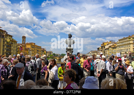 Florence. Ponte Vecchio, Statue of Benvenuto Cellini, Tuscany. Italy. Europe Stock Photo