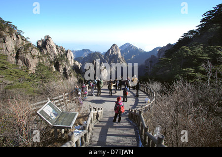 Tourists at the 'Flower Blooming on Brush Tip' scenic spot, Huangshan, China Stock Photo