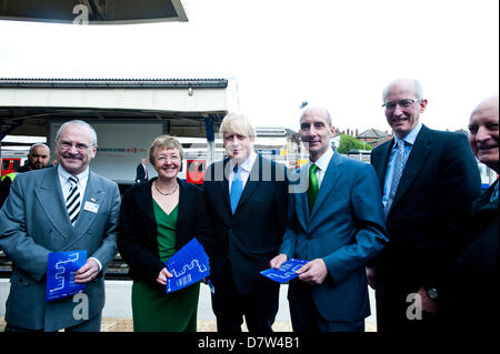 London,UK - 14 May 2013: The Mayor of London, Boris Johnson, Transport Commissioner, Sir Peter Hendy CBE, David Higgins, Baroness Valentine, London First, Lord Adonis, pose for a group picture after leading a short walkabout around Wimbledon High Street to meet local people as he helps launch a public consultation on proposed routes for Crossrail 2. Credit: Piero Cruciatti/Alamy Live News Stock Photo