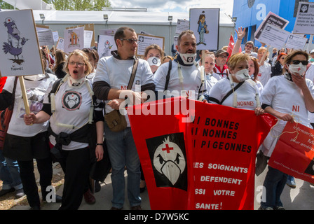 Paris, France, Nurses Demonstration, Collective 'Ni Bonne, Ni Nonns, Ni Pigeonnes' For Support of Government Funding for Public Health Care, large Crowd People, Front, Holding Protest Signs, France hospital staff, France public healthcare, public health challenges Stock Photo