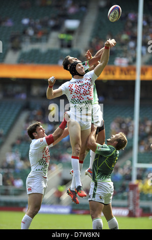 Jeffrey Williams (Hooker/Centre, England) lifting John Brake (Scrum-half) to catch the ball during a lineout during the quarter final of the HSBC Sevens World Series rugby competition at Twickenham Stadium, London. England beat South Africa by 19-14. Stock Photo