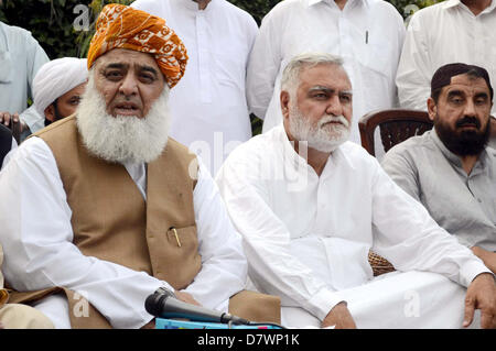 Jamiat Ulema-e-Islam (JUI-F) Chief, Mulana Fazl-ur-Rehman addresses to media persons during press conference at Hayatabad area in Peshawar on Tuesday, May 14, 2013. Stock Photo