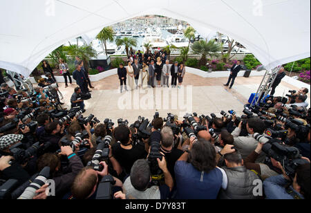 Cannes, France 15 May 2013. The Cannes Jury (L-R: Christian Mungo, Naomi Kawase, Christoph Waltz, Vidya Balan, Daniel Auteuil, Nicole Kidman, Stephen Spielberg, Ang Lee & Lynne Ramsey) pose in front of photographers. Festival Jury photocall 66th Cannes Film Festival 2013 Palais du Festival, Cannes, France 15 May 2013. Credit: James McCauley /Alamy Live News Stock Photo