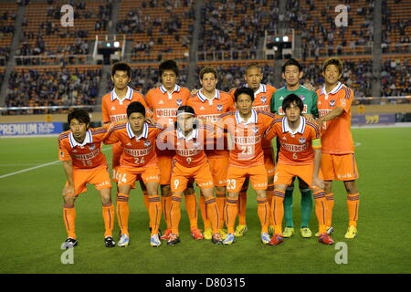 Albirex Niigata team group line-up, MAY 15, 2013 - Football / Soccer :  Niigata starting lineup poses for photographers before the 2013 J.League Yamazaki Nabisco Cup Group B match between FC Tokyo 2-1 Albirex Niigata at National Stadium, Tokyo, Japan. (Photo by AFLO) Stock Photo