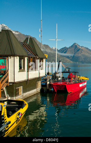Scenic waterfront of Queenstown on Lake Wakatipu in New Zealand ...