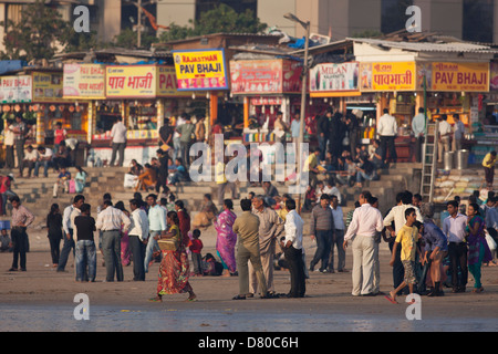 Crowds on Juhu beach in Mumbai, India Stock Photo