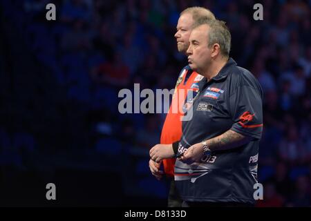 16.05.2013 London, England. Phil Taylor and Raymond van Barneveld during their semi-final match. The McCoy's 2013 PDC Premier League Darts Play-Offs from The O2 Arena. Stock Photo