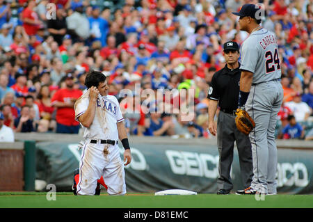 Video: Ian Kinsler waves to Rangers' dugout after hitting homer in