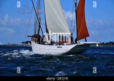 Traditional fishing boat : Biche (dundee tuna, Groix island, 1934, Brittany, France), sailing in Morbihan gulf. Stock Photo