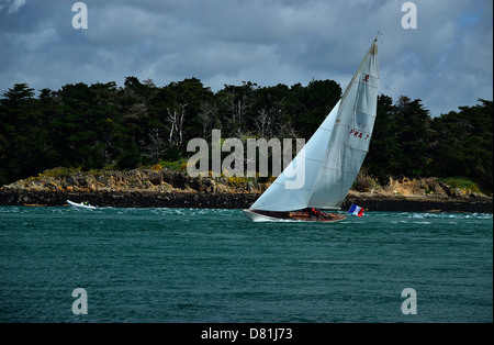 Classic yacht, name : ?, sailing in the Morbihan gulf, here in front of 'Ile Longue' in Morbihan gulf. Stock Photo