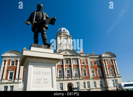 late nineteenth century dock offices built by david davies whos statue is in the foreground, barry, vale of glamorgan, wales. Stock Photo