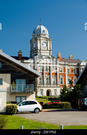 late nineteenth century dock offices built by david davies whos statue is in the foreground, barry, vale of glamorgan, wales. Stock Photo