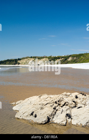 cold knap beach looking towards porthkerry, barry, vale of glamoergan, south wales, uk. Stock Photo