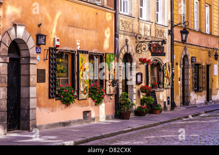 Small cobbled street off Stary Rynek (old market place), in the historic district of Stare Miasto (Old Town) in Warsaw, Poland. Stock Photo