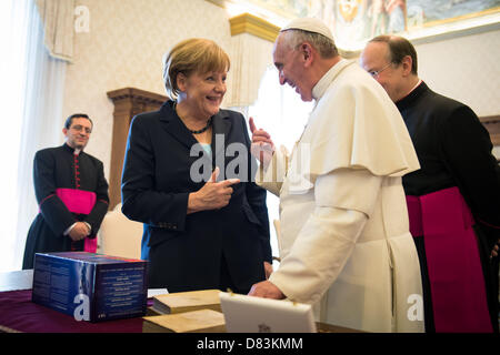 HANDOUT - Bundeskanzlerin Angela Merkel und Papst Franziskus aufgenommen nach ihrem Treffen am 18.05.2013 im Vatikan bei der Übergabe der Gastgeschenke: Bücher von Hölderlin und einer Gesamtausgabe von Wilhelm Furtwängler. Foto: Pool / Bundesregierung / Bergmann Stock Photo