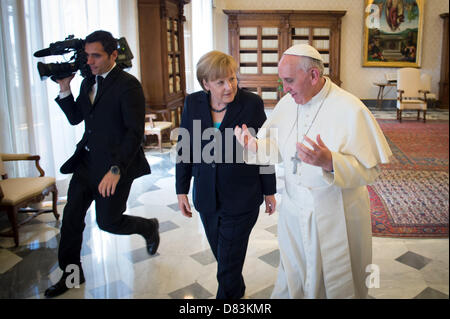 HANDOUT - Bundeskanzlerin Angela Merkel (CDU) und Papst Franziskus aufgenommen nach ihrem Treffen am 18.05.2013 im Vatikan. Foto: Pool / Bundesregierung / Bergmann Stock Photo