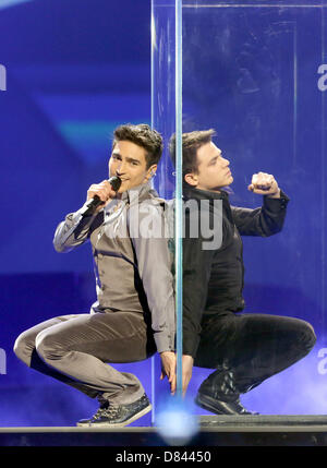 Singer Farid Mammadov (L) representing Azerbaijan performing during the Grand Final of the Eurovision Song Contest 2013 in Malmo, Sweden, 18 May 2013. The annual event is watched by millions of television viewers who also take part in voting. Photo: Joerg Carstensen/dpa +++(c) dpa - Bildfunk+++ Stock Photo