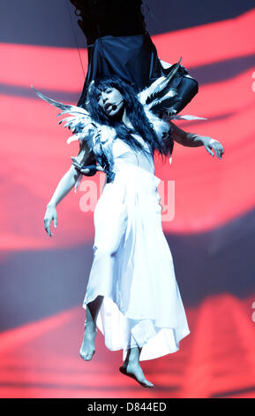 Swedish singer Loreen, winner of the ESC 2012, performing during the Grand Final of the Eurovision Song Contest 2013 in Malmo, Sweden, 18 May 2013. The annual event is watched by millions of television viewers who also take part in voting. Photo: Joerg Carstensen/dpa +++(c) dpa - Bildfunk+++ Stock Photo