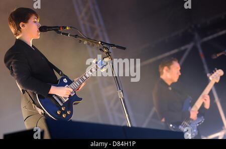 Berlin, Germany. 18th May 2013. Musicians Romy Madly Croft (L) and Oliver Sim from the british band The XX perform onstage  in the former Spreepark in Berlin, Germany, 18 May 2013. The London Indie band The XX invited musician friends to a concert at the deserted Spreepark area. Photo: BRITTA PEDERSEN/dpa/Alamy Live News Stock Photo