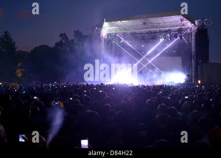 Berlin, Germany. 18th May 2013. British band The XX performs onstage in the former Spreepark in Berlin, Germany, 18 May 2013. The London Indie band The XX invited musician friends to a concert at the deserted Spreepark area. Photo: BRITTA PEDERSEN/dpa/Alamy Live News Stock Photo