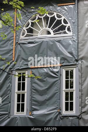 The Goethe Theater is covered with tarps in Bad Lauchstaedt, Germany, 10 May 2013. The theater conceived of and opened by Goethe more than 200 years ago is in need of serious renovation work. The timber-frame building is suffereing from serious dry and wet rot. Photo: Jan Woitas Stock Photo