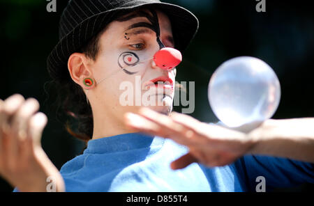 Berlin, Germany. 19th May 2013. A clown participates in the annual Carnival of Cultures in Berlin, Germany, 19 May 2013. The colourful and loud procession moves through the district of Kreuzberg. Photo: Kay Nietfeld/dpa/Alamy Live News Stock Photo