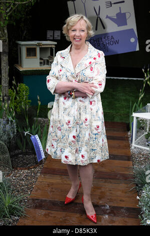 London, UK, 20/05/2013 : 2013 RHS Chelsea Flower Show. Dragons Den investor Deborah Meaden presents the 2013 RHS Chelsea Flower Show product of the year. Picture by Julie Edwards Stock Photo