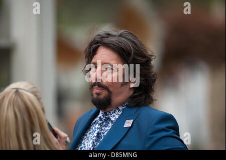 London, UK. 20th May 2013. Television personality Laurence Llewelyn-Bowen at the RHS Chelsea Flower Show Press Day. Credit:  Malcolm Park / Alamy Live News Stock Photo