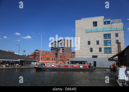 The basin of the Walsall Town arm of the Walsall canal with the New Art Gallery Walsall on the right Stock Photo