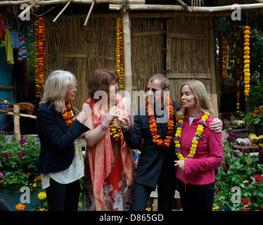 Ringo Starr and the Herbert -Smith Seehils Garden for WaterAid designers Patricia Thurion and Janet Honour. Chelsea Flower Show 2013 Stock Photo