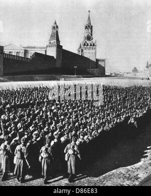 Soviet soldiers marching Stock Photo - Alamy