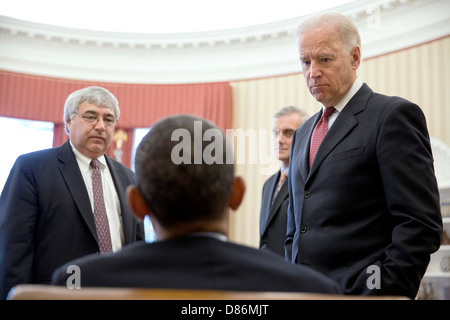 US President Barack Obama talks with Counselor to the President Pete Rouse, left, Chief of Staff Denis McDonough and Vice President Joe Biden in the Oval Office April 2, 2013 in Washington, DC. Stock Photo