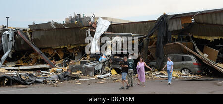 Moore, Oklahoma, USA. 20th May 2013. Destroyed buildings and overturned cars are seen after a huge tornado struck Moore.  A huge tornado with winds of up to 200 miles per hour (320 kph) devastated the Oklahoma City suburb of Moore on Monday, ripping up at least two elementary schools and a hospital and leaving a wake of tangled wreckage. At least 91 people were killed, KFOR television said, citing a reporter's eyewitness account, and hospitals said dozens of people were injured Credit:  ZUMA Press, Inc. / Alamy Live News Stock Photo