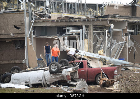 Moore, Oklahoma, USA. 20th May 2013. Destroyed buildings and overturned cars are seen after a huge tornado struck Moore.  A huge tornado with winds of up to 200 miles per hour (320 kph) devastated the Oklahoma City suburb of Moore on Monday, ripping up at least two elementary schools and a hospital and leaving a wake of tangled wreckage. At least 91 people were killed, KFOR television said, citing a reporter's eyewitness account, and hospitals said dozens of people were injured Credit:  ZUMA Press, Inc. / Alamy Live News Stock Photo