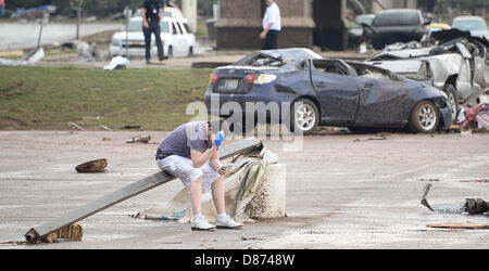 Moore, Oklahoma, USA. 20th May 2013. Destroyed buildings and overturned cars are seen after a huge tornado struck Moore.  A huge tornado with winds of up to 200 miles per hour (320 kph) devastated the Oklahoma City suburb of Moore on Monday, ripping up at least two elementary schools and a hospital and leaving a wake of tangled wreckage. At least 91 people were killed, KFOR television said, citing a reporter's eyewitness account, and hospitals said dozens of people were injured Credit:  ZUMA Press, Inc. / Alamy Live News Stock Photo