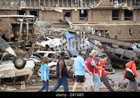 Moore, Oklahoma, USA. 20th May 2013.Destroyed buildings and overturned cars are seen after a huge tornado struck Moore.  A huge tornado with winds of up to 200 miles per hour (320 kph) devastated the Oklahoma City suburb of Moore on Monday, ripping up at least two elementary schools and a hospital and leaving a wake of tangled wreckage. At least 91people were killed, KFOR television said, citing a reporter's eyewitness account, and hospitals said dozens of people were injured Credit:  ZUMA Press, Inc. / Alamy Live News Stock Photo