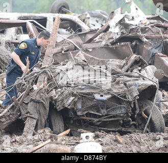 Moore, Oklahoma, USA. 20th May 2013.Destroyed buildings and overturned cars are seen after a huge tornado struck Moore.  A huge tornado with winds of up to 200 miles per hour (320 kph) devastated the Oklahoma City suburb of Moore on Monday, ripping up at least two elementary schools and a hospital and leaving a wake of tangled wreckage. At least 91people were killed, KFOR television said, citing a reporter's eyewitness account, and hospitals said dozens of people were injured Credit:  ZUMA Press, Inc. / Alamy Live News Stock Photo