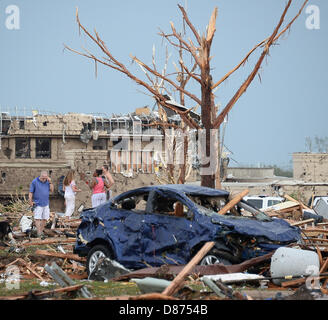 Moore, Oklahoma, USA. 20th May 2013.Destroyed buildings and overturned cars are seen after a huge tornado struck Moore.  A huge tornado with winds of up to 200 miles per hour (320 kph) devastated the Oklahoma City suburb of Moore on Monday, ripping up at least two elementary schools and a hospital and leaving a wake of tangled wreckage. At least 91people were killed, KFOR television said, citing a reporter's eyewitness account, and hospitals said dozens of people were injured Credit:  ZUMA Press, Inc. / Alamy Live News Stock Photo