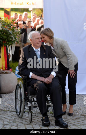 Maike Kohl-Richter whispers into the ear of her husband German Chancellor Helmut Kohl during the ceremonial unveiling of a memorial plaque in the once divided village of Moedlareuth near Hof, Germany, 21 May 2013. The Bavarian government is honoring former Chancellor Kohl for his services to liberty. Photo: DAVID EBENER Stock Photo