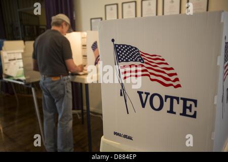 Los Angeles, California, USA. 21st May 2013. A man marks his ballot in an election that is expected to have very low voter turnout for the race between Los Angeles City Controller Wendy Greuel and Councilman Eric Garcetti for Los Angeles mayor on May 21, 2013 in Los Angeles, California. (Credit Image: Credit:  Ringo Chiu/ZUMAPRESS.com/Alamy Live News) Stock Photo