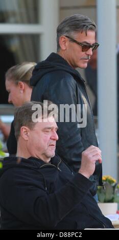 Ilsenburg, Germany. 21st May 2013. US actor George Clooney attends a barbecue at the hotel 'Zu den Rothen Forellen' in Ilsenburg, Germany, 21 May 2013. US film star George Clooney is currently in the Harz region to shoot the film 'The Monuments Men'. Photo: Matthias Bein/dpa/Alamy Live News Stock Photo